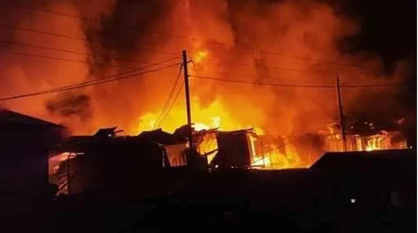 বরিশালে মধ্যরাতে ৮ ব্যবসা প্রতিষ্ঠান আগুনে পুড়ে ছাই